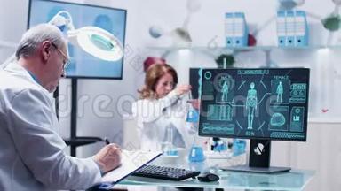 医生在现代扫描的剪贴板上做笔记